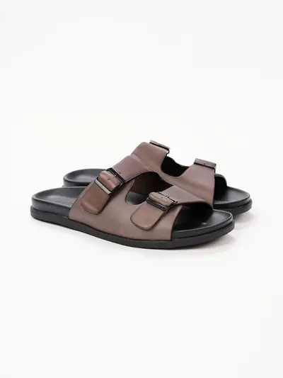 Сланцы коричневого цвета на низкой подошве